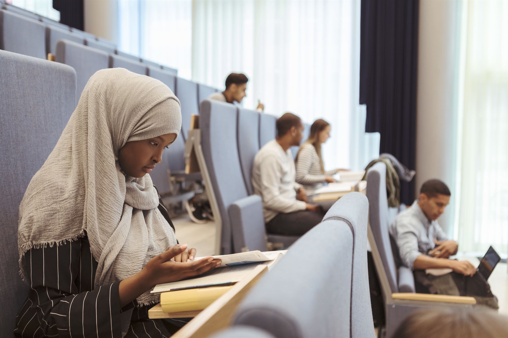 Students-in-lecture-hall